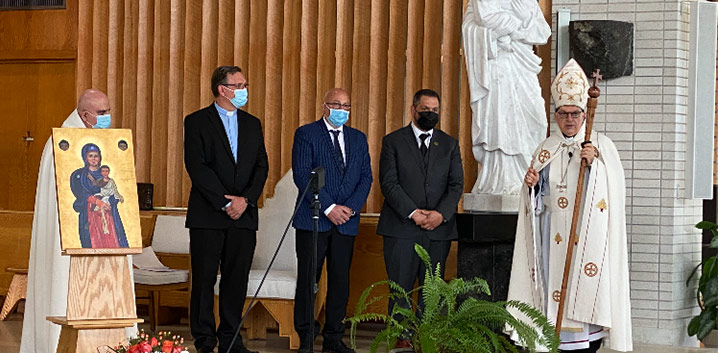 Magnus Poirier donates the statue of St-Joseph to the parish of St-Joseph of the Maronite Catholic Church